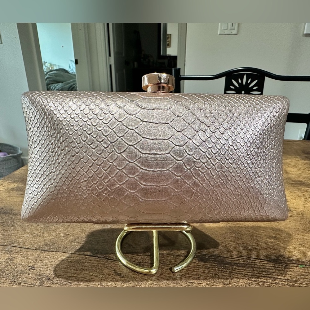 Rose pearl clutch